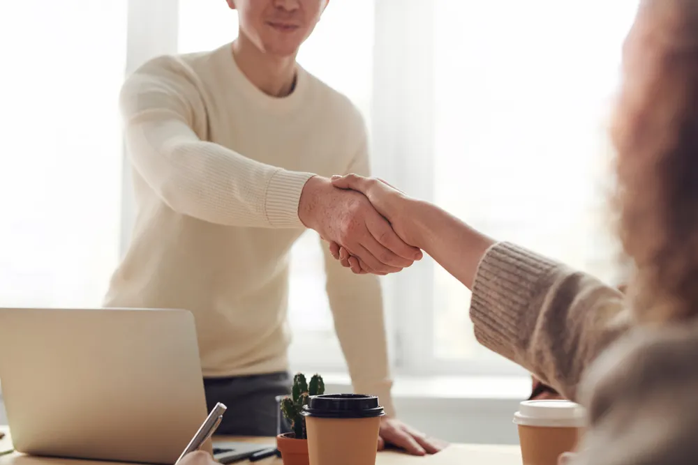 Equipo de trabajo en oficina corporativa